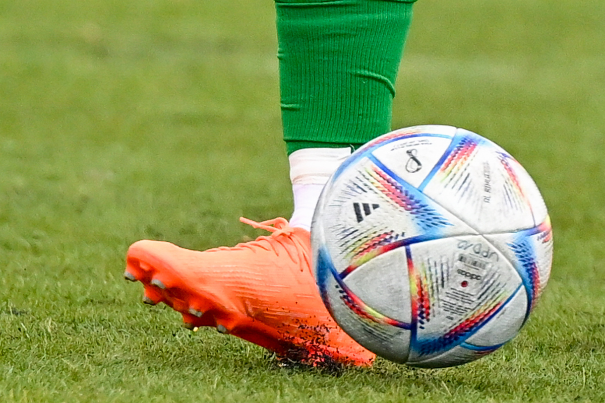 Ball mit Fußballschuhen