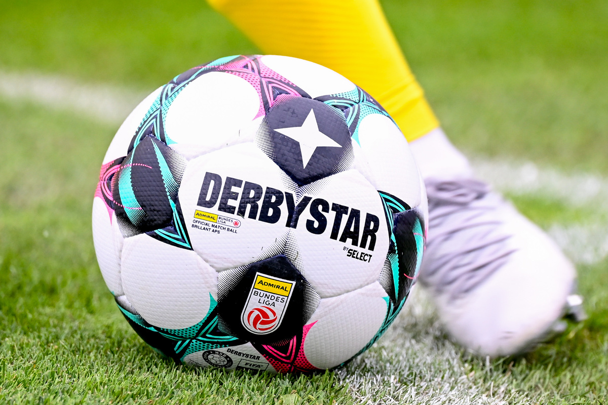 Fu&szlig;ball und Fu&szlig;ballschuh bei Eckball