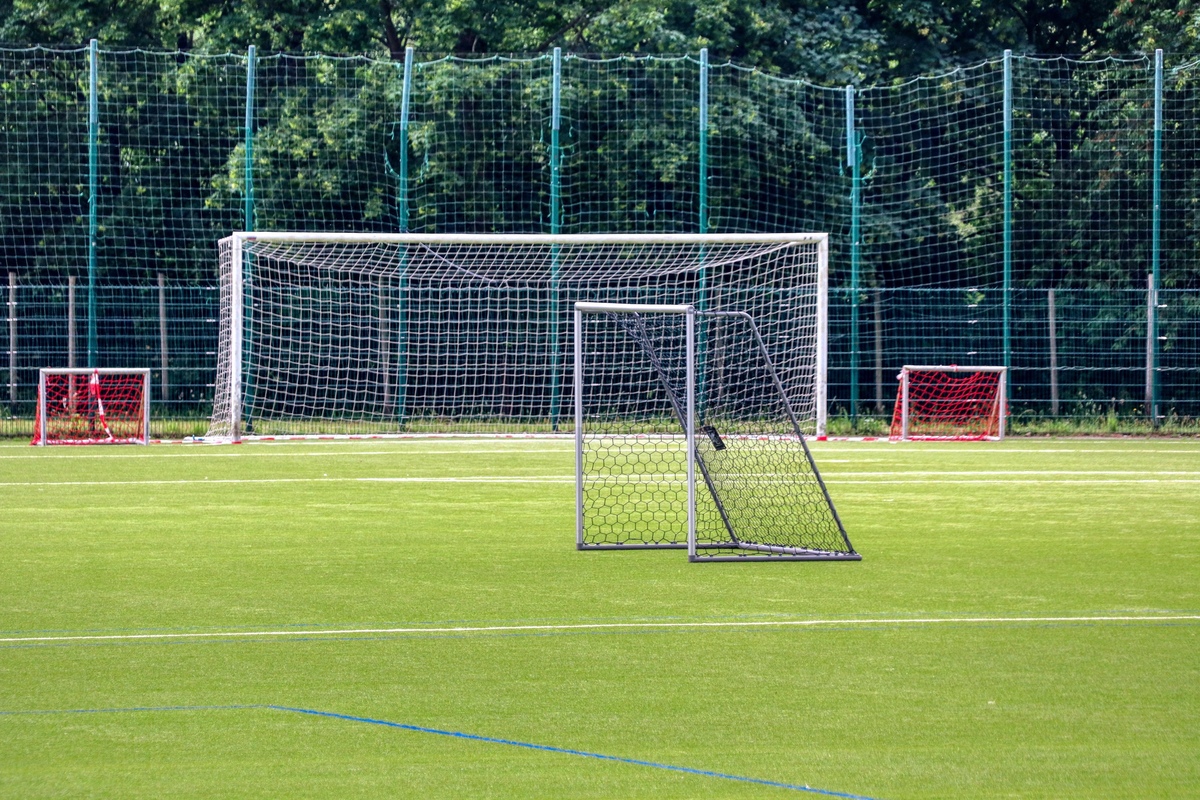Verschiedene Fu&szlig;balltore auf einem Trainingsplatz