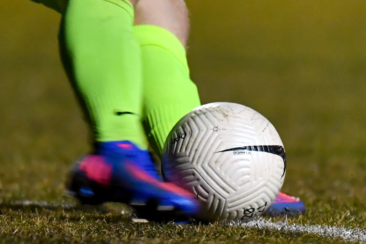 Nahaufnahme eines Fu&szlig;ball beim Absto&szlig; durch den Torwart