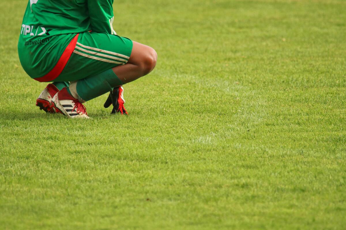 Torwart in gr&uuml;ner Dress hockend