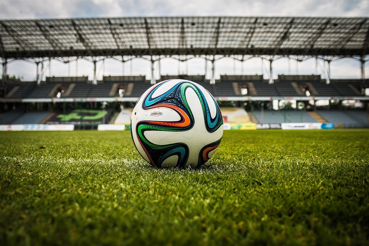 Fußball auf Stadionrasen