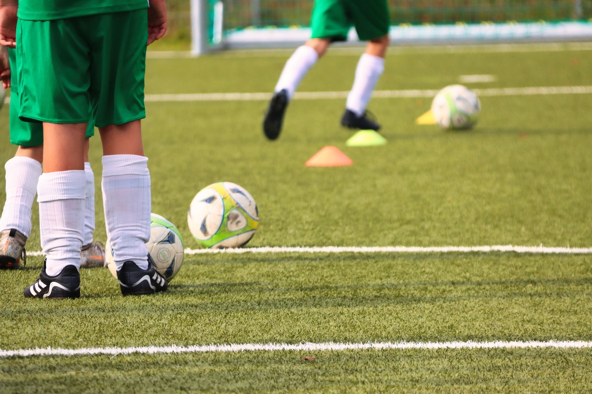 Jugendliche Spieler mit B&auml;llen