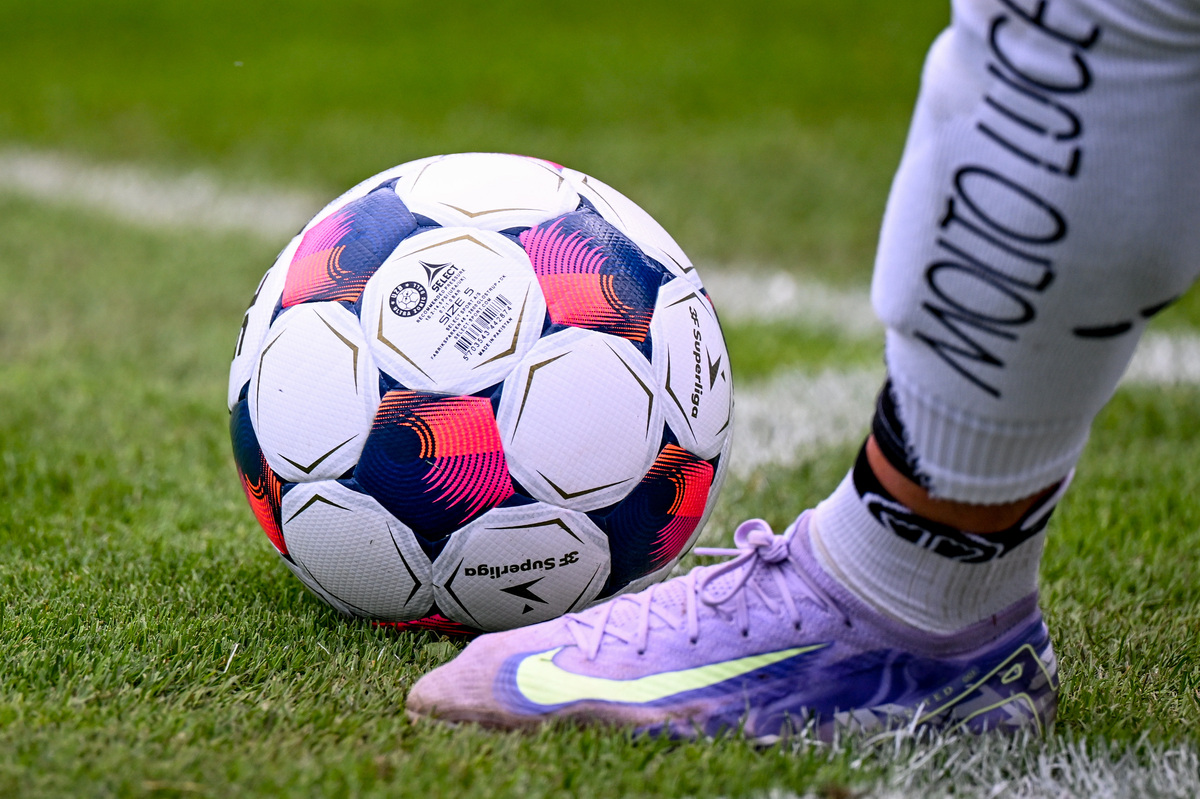 Fußball und Fußballschuh bei Eckball