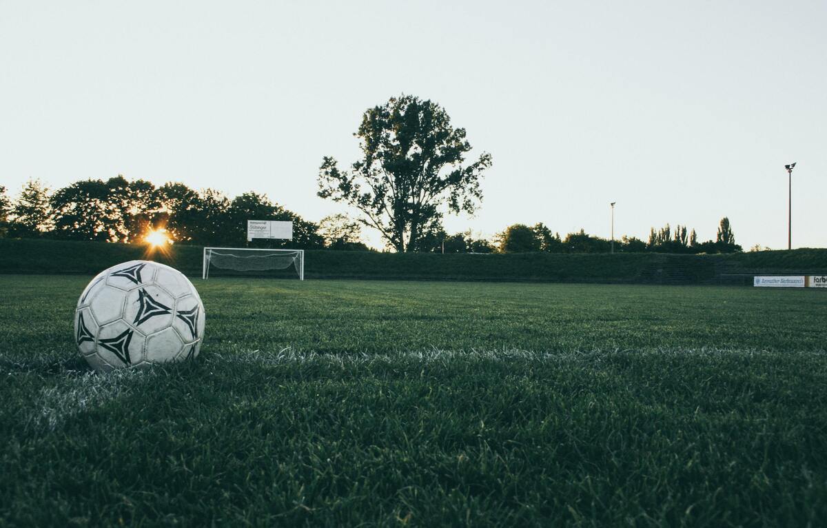 Ball am Spielfeld bei Sonnenuntergang