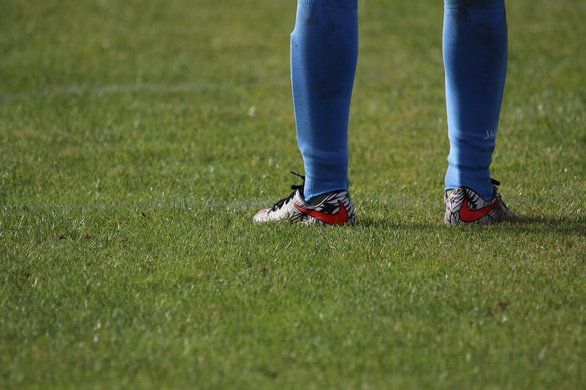 Nahaufnahme Fu&szlig;ballschuhe und blaue Stutzen