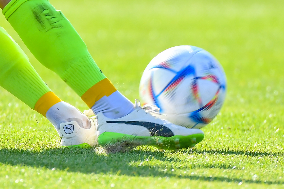 Absto&szlig;: Nahaufnahme auf Ball und Schuhe