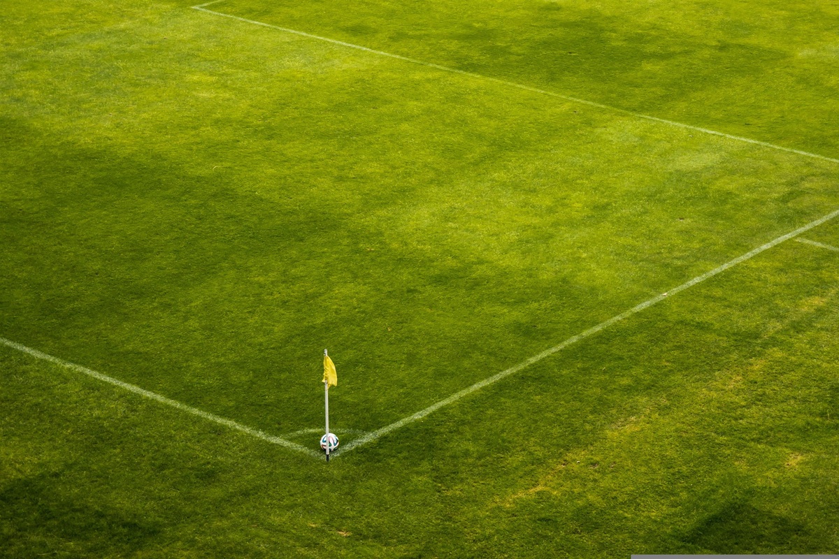 Ball liegt bei der Eckfahne - leeres Spielfeld