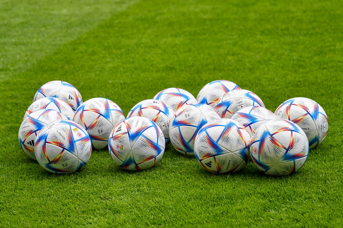 Mehrere B&auml;lle auf Rasen