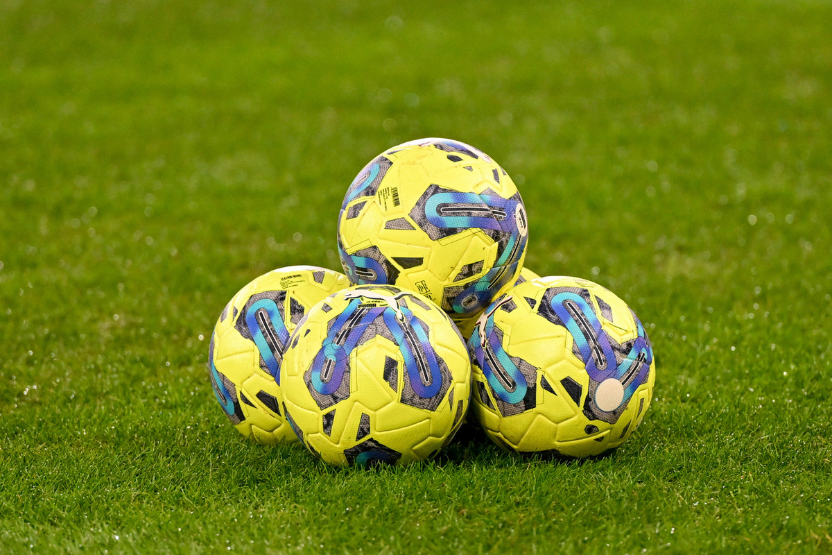 F&uuml;nf B&auml;lle in Gelb/Violett auf Rasen