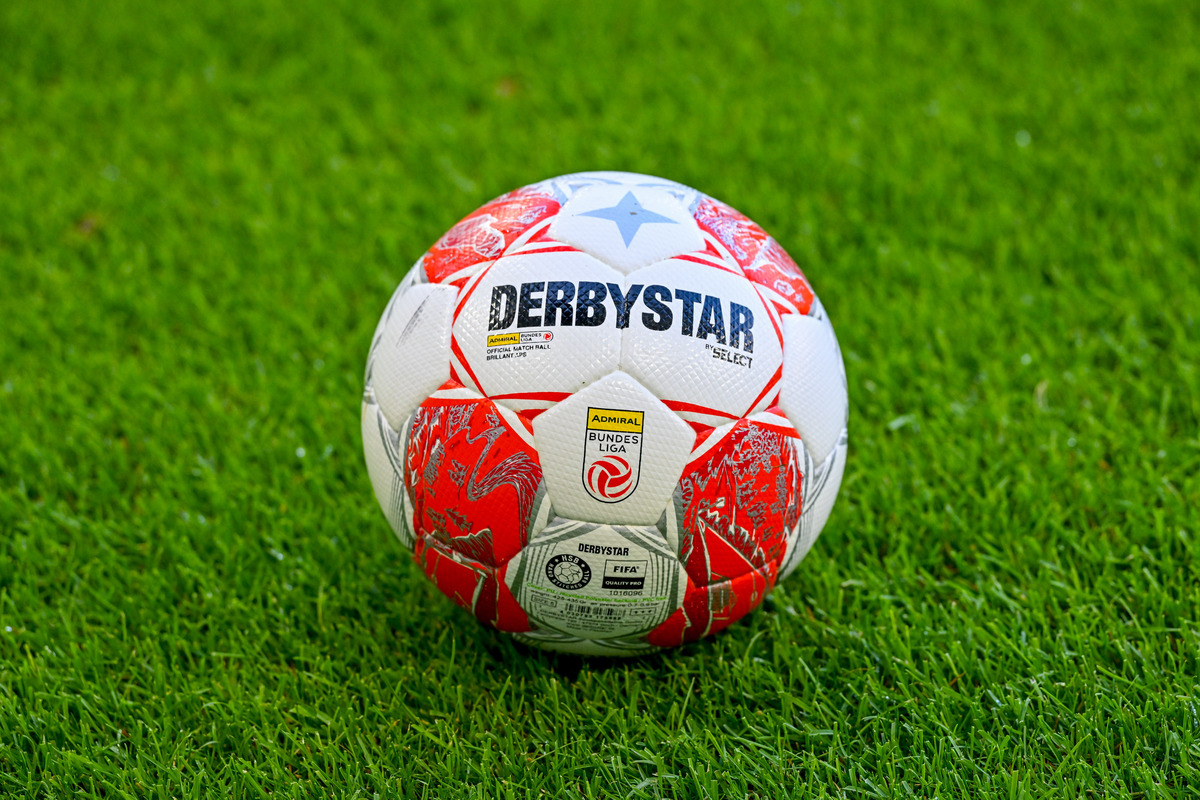 Wei&szlig;-Roter Fu&szlig;ball auf Rasen