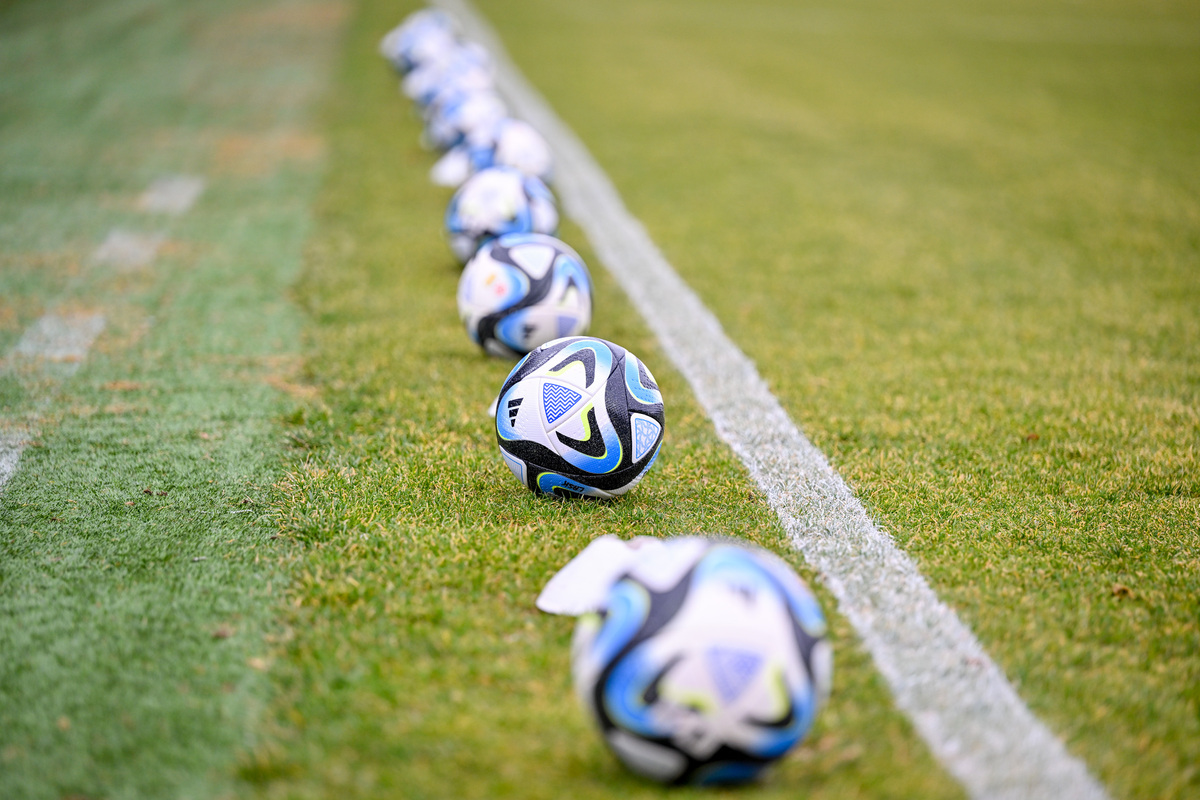 Eine Reihe B&auml;lle entlang der Seitenlinie