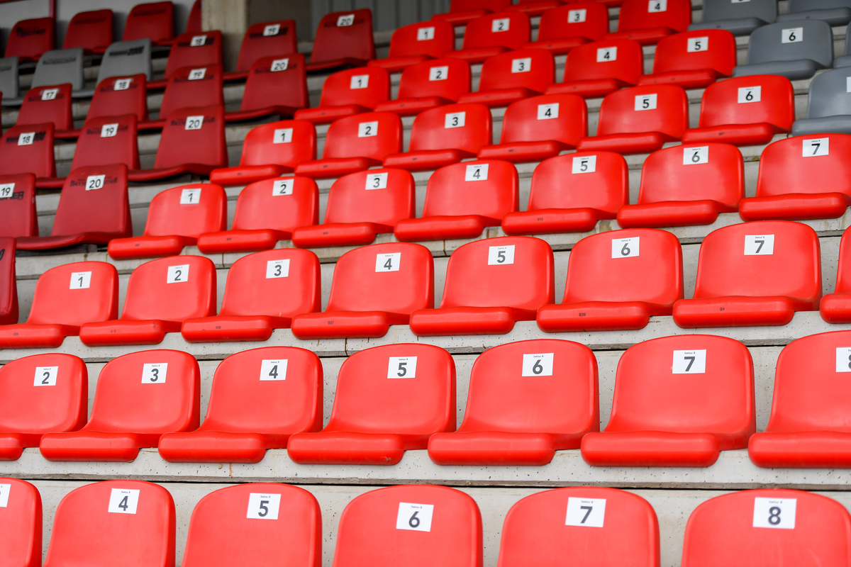 Rote Trib&uuml;nensitze