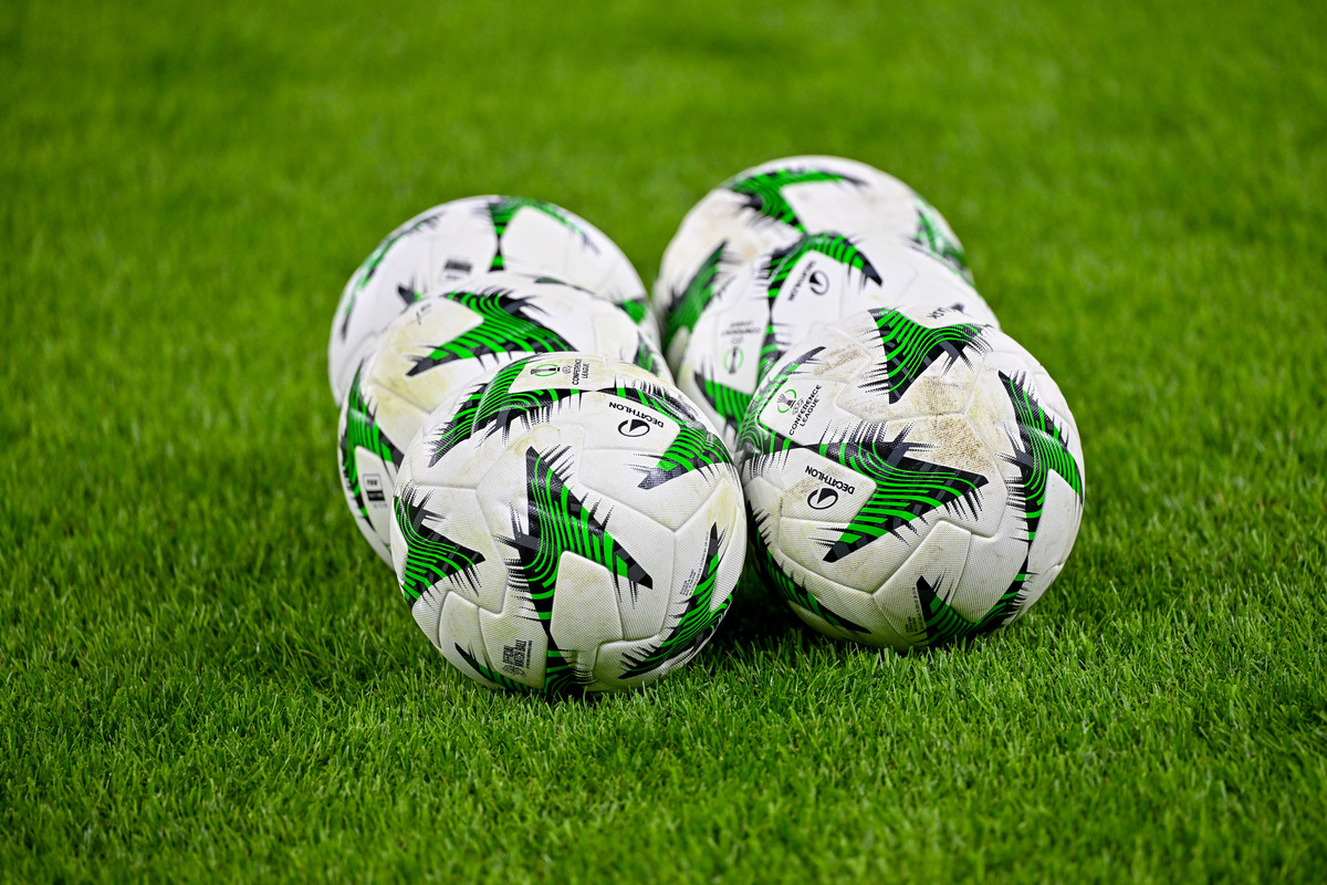 Sechs Weiß-Grüne Bälle auf Rasen