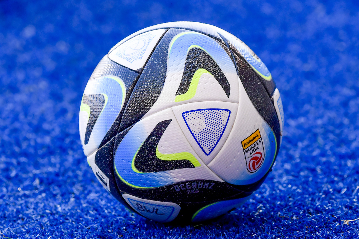 Ball auf blauer Kunstrasenmatte