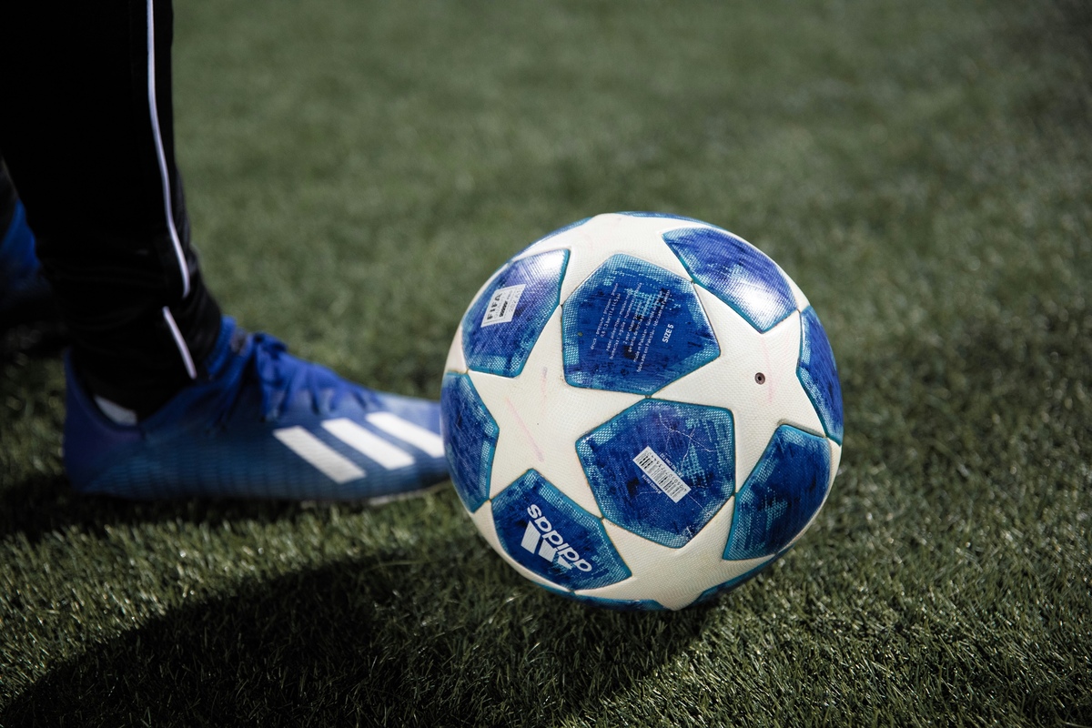 Blauer Fu&szlig;ball und blauer Fu&szlig;ballschuh