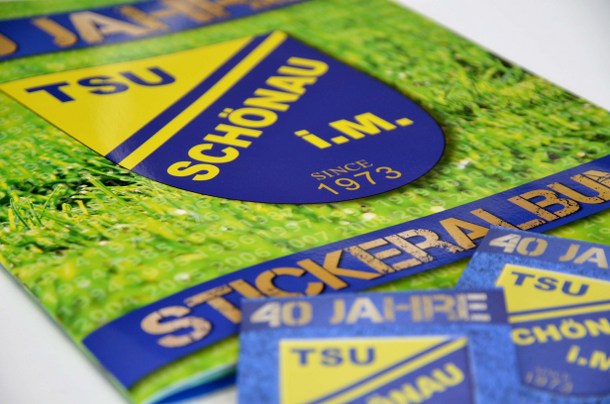 Titelseite des Stickeralbums