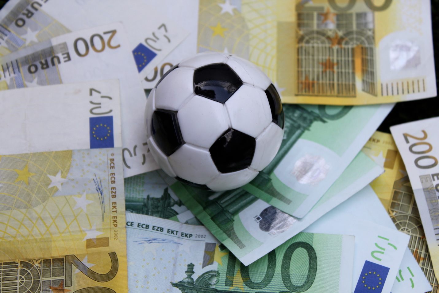 Fußball auf Euro Banknoten