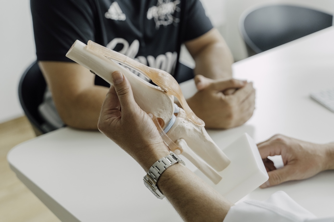 Knieverletzung am Modell erklärt