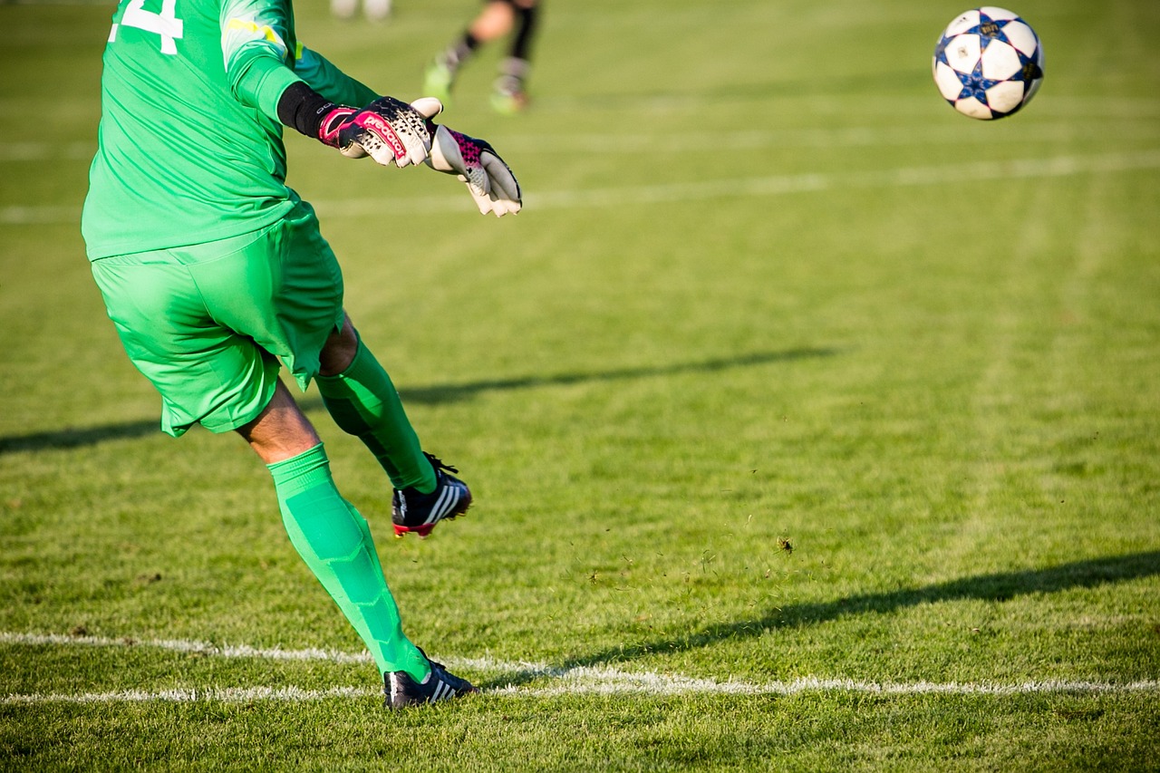 Gardien de but au coup de pied -off avec le bal de la Ligue des champions