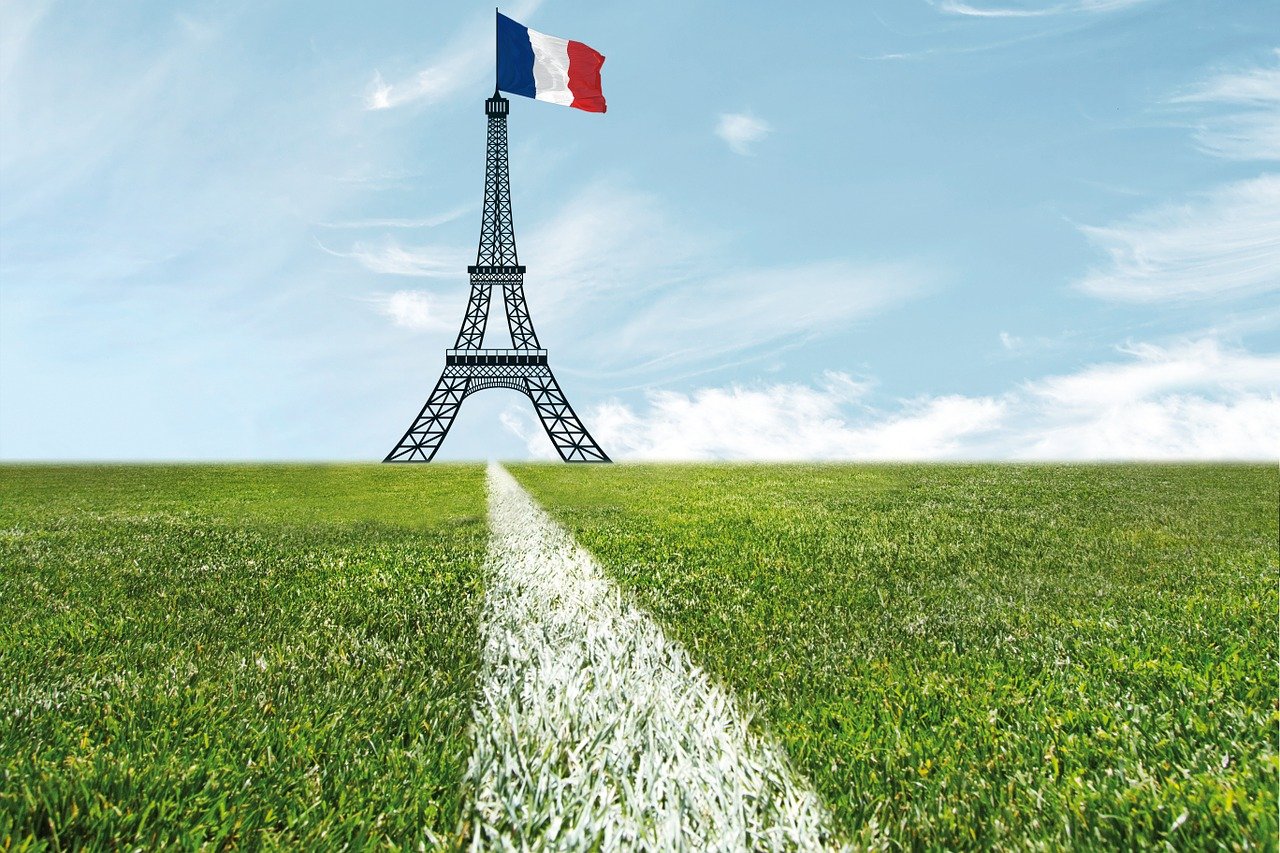 Fußballfeld mit Blick in Richtung Eiffelturm