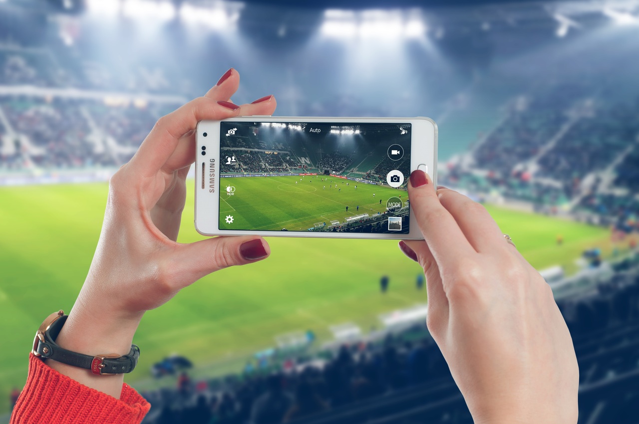 Smartphone im Fußballstadion